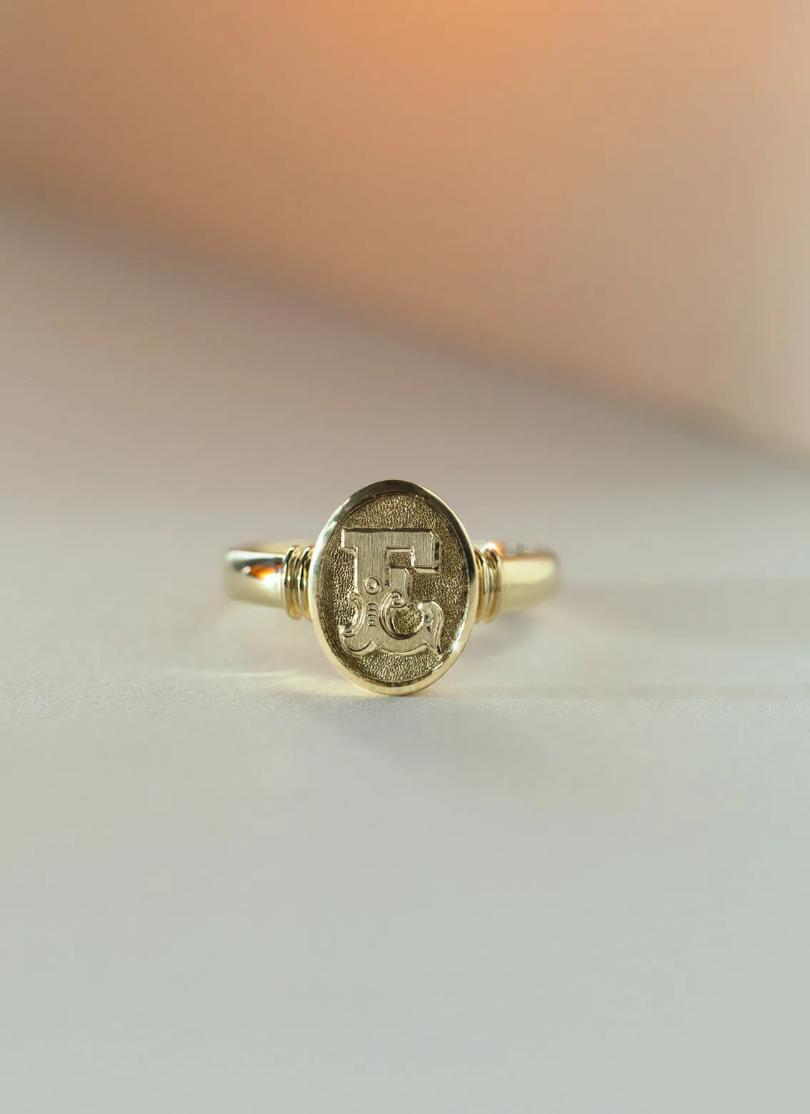 Betsy signet ring 14k gold