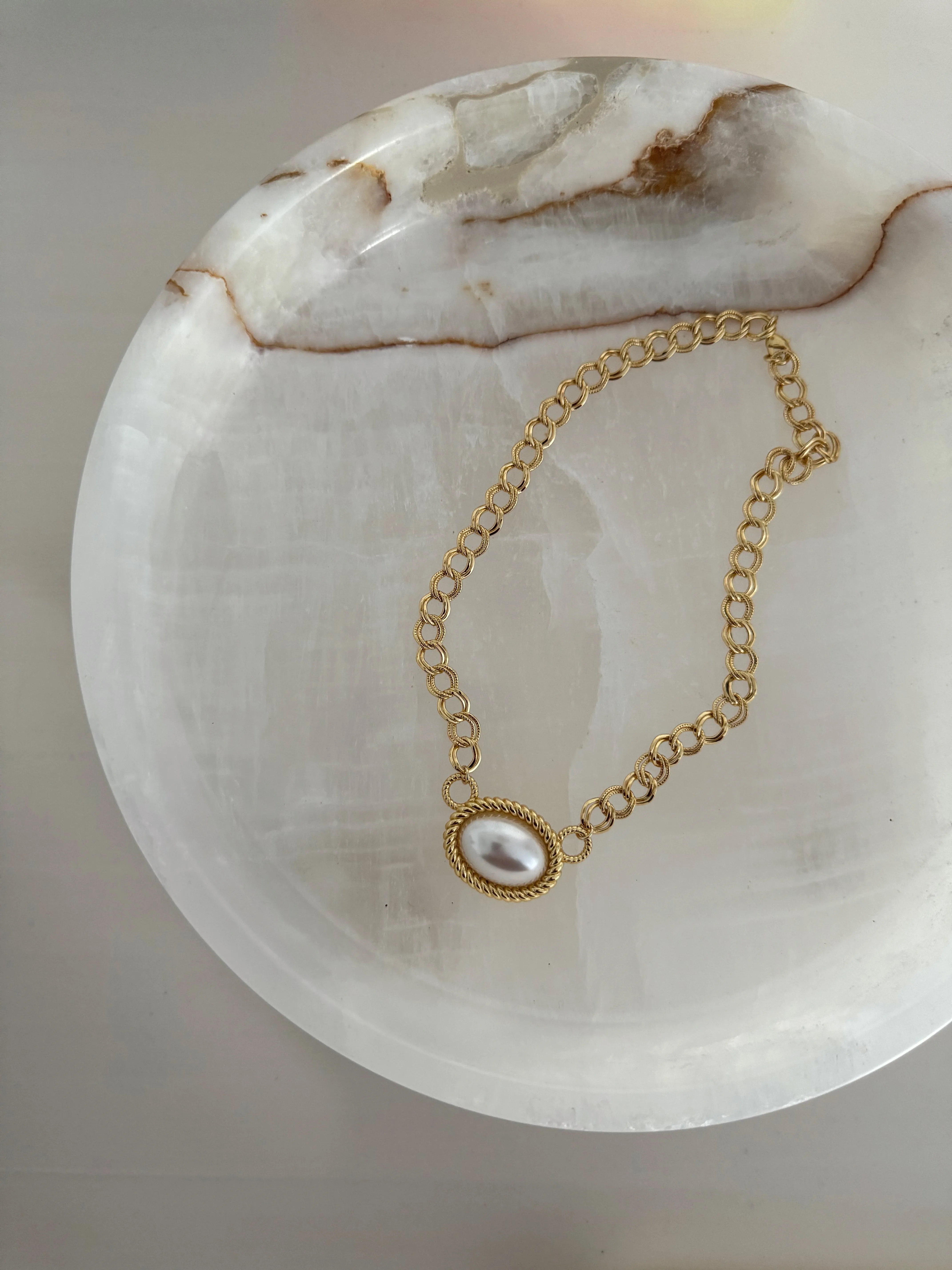 ELOISE PEARL NECKLACE