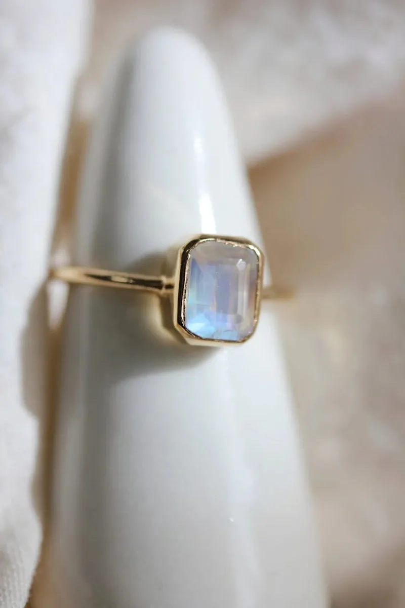 Little Gold Olivier Ring (Moonstone)