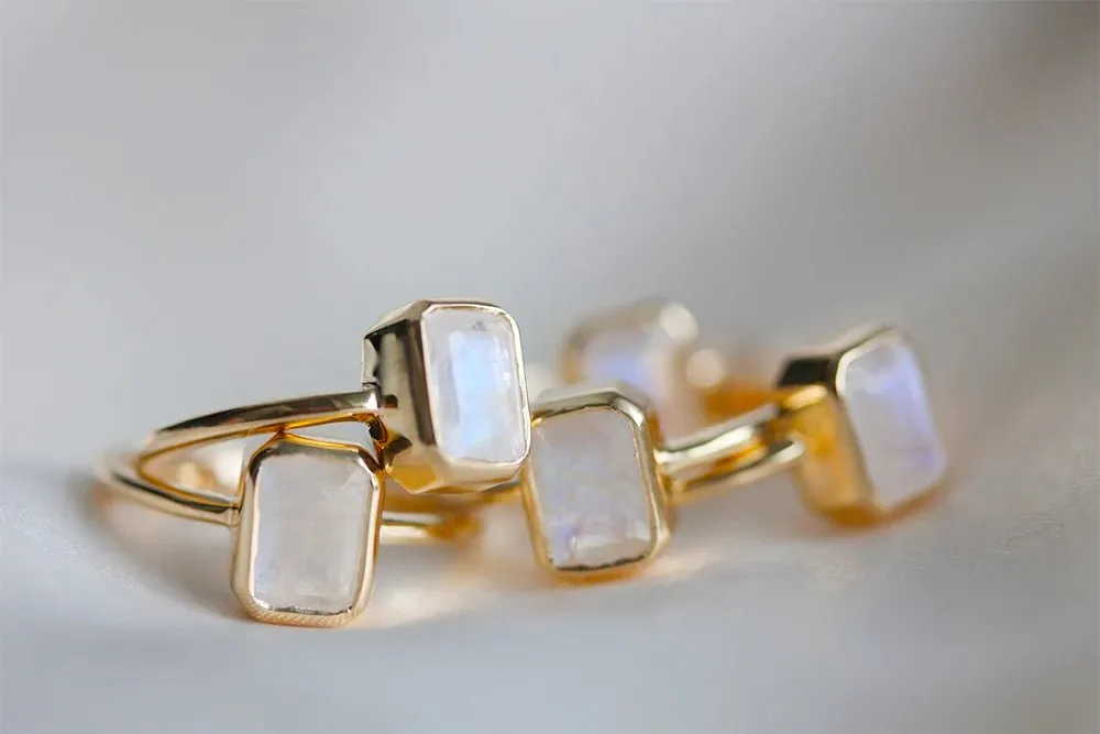 Little Gold Olivier Ring (Moonstone)