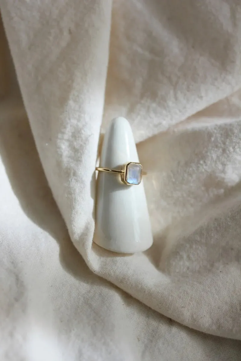 Little Gold Olivier Ring (Moonstone)