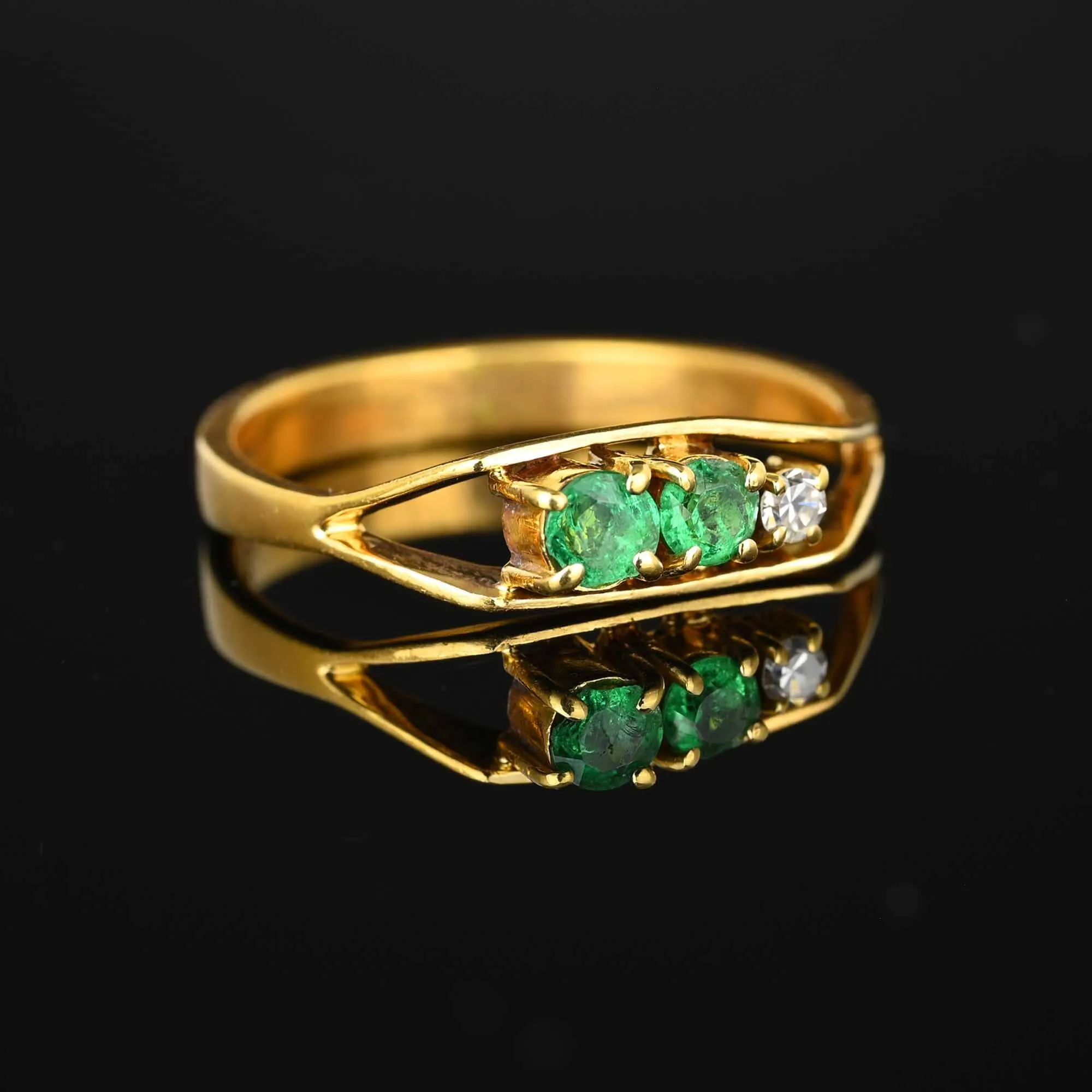 Vintage 18K Gold Three Stone Diamond Emerald Ring Band