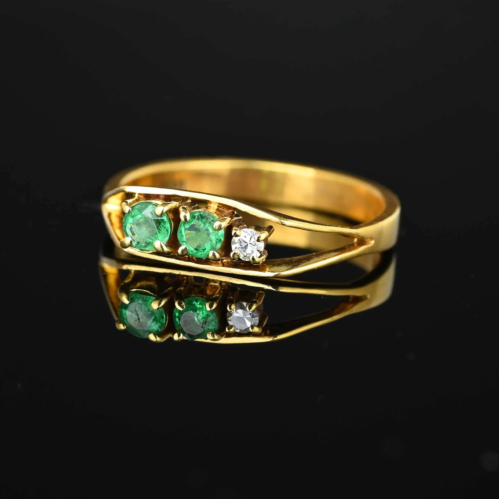 Vintage 18K Gold Three Stone Diamond Emerald Ring Band